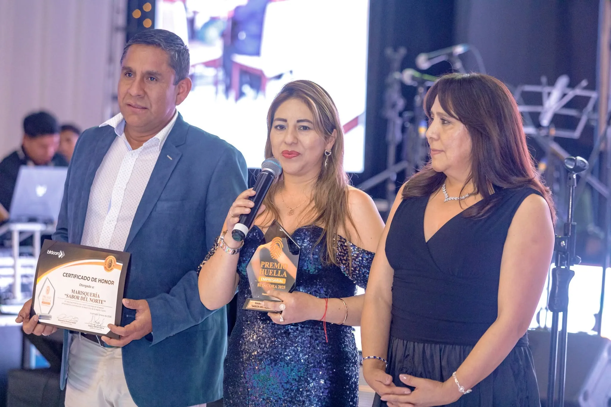 Dennis Barrios y Jhesenia Armas en la gala oficial de premiación del Premio Huella 2025