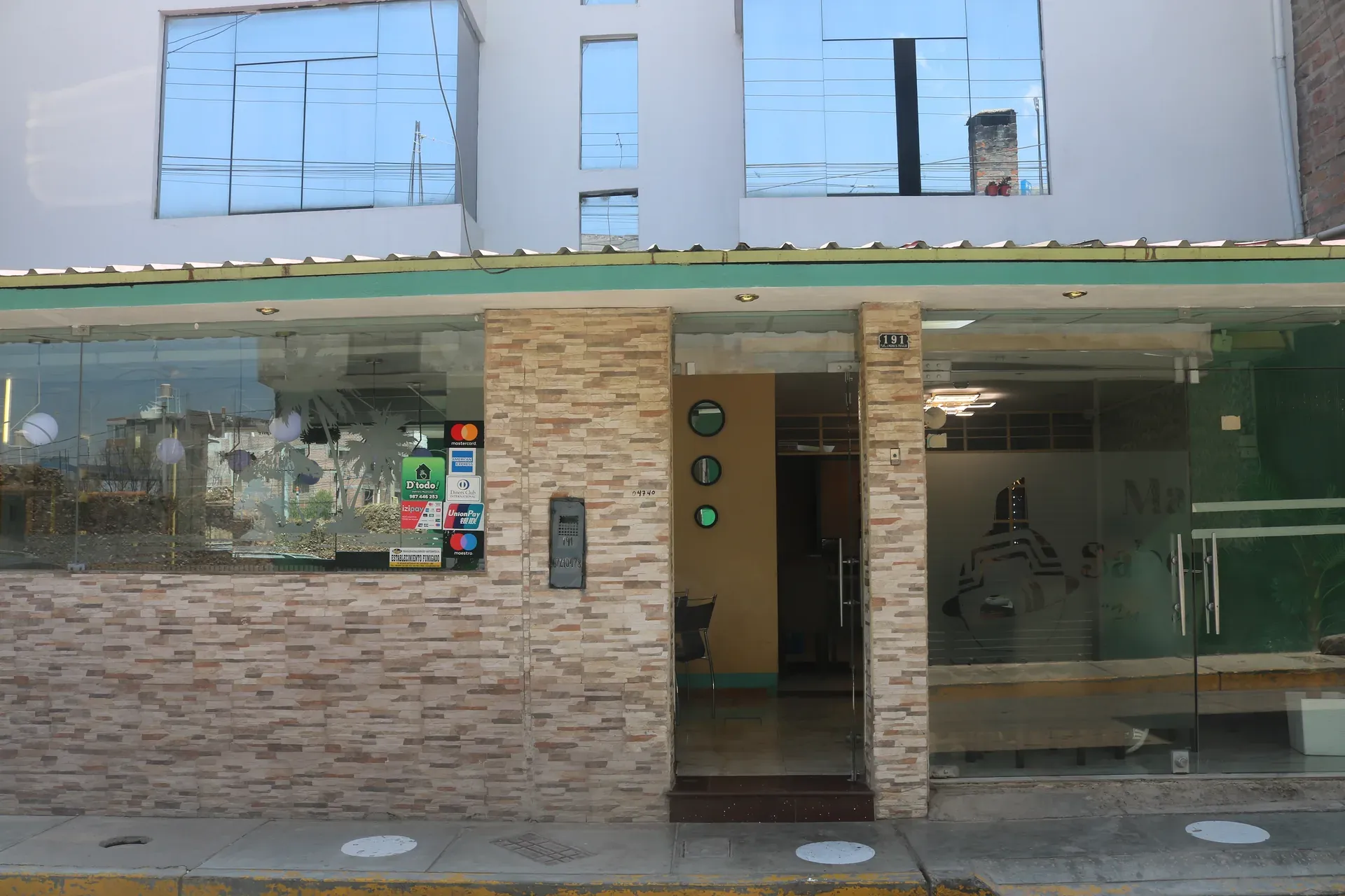 Fachada y acceso — Marisquería Sabor del Norte, Huancayo