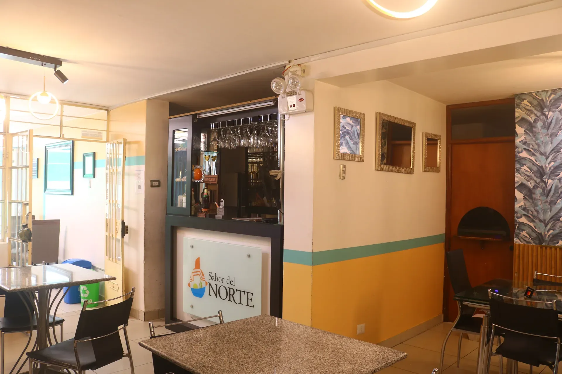 Segundo salón amplio en la parte posterior para almuerzos tranquilos