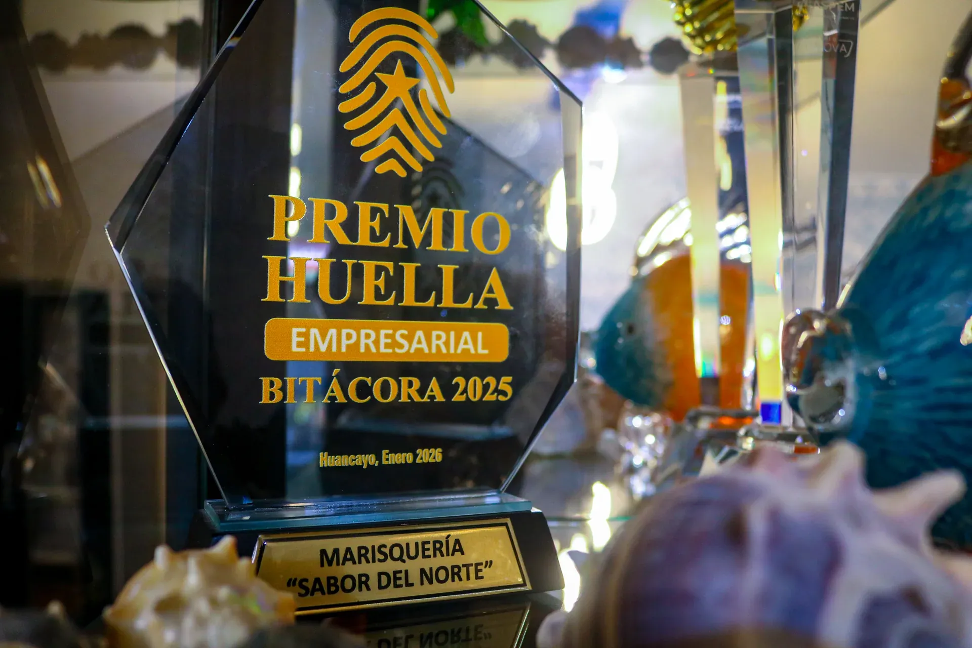Trofeo oficial de metal y cristal del Premio Huella Empresarial 2025